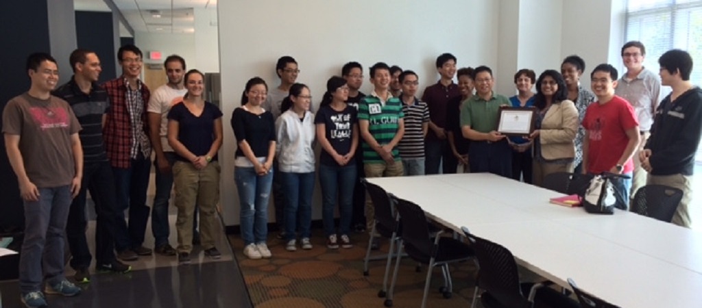 Dr. Younan Xia's lab group receiving the award